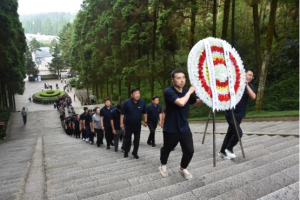 賡續(xù)井岡山精神，向革命烈士敬獻(xiàn)花圈